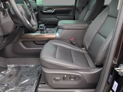 Used 2025 Chevrolet Silverado 1500 LT Trail Boss w/ LT Trail Boss Premium Package AWD/4WD image 3