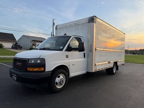 Used 2018 GMC Savana 3500 Extended w/ Driver Convenience Package RWD image 2