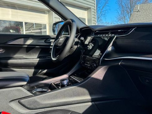 Used 2025 Jeep Grand Cherokee Laredo X image 10