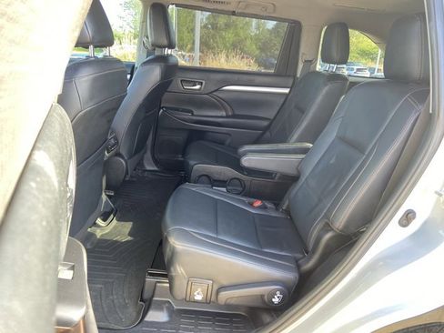 Used 2019 Toyota Highlander XLE image 16