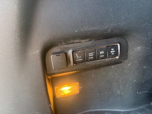 Used 2017 Ford Explorer Platinum image 21