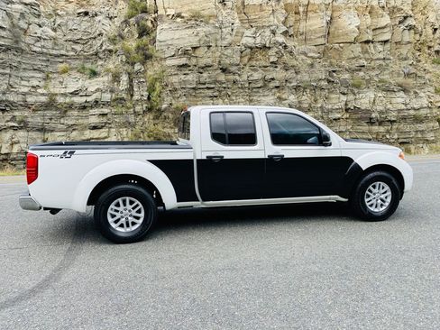 Used 2018 Nissan Frontier SV RWD image 3
