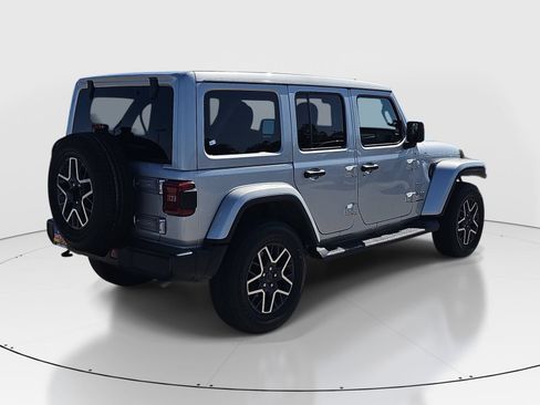 Used 2024 Jeep Wrangler Unlimited Sahara AWD/4WD image 5