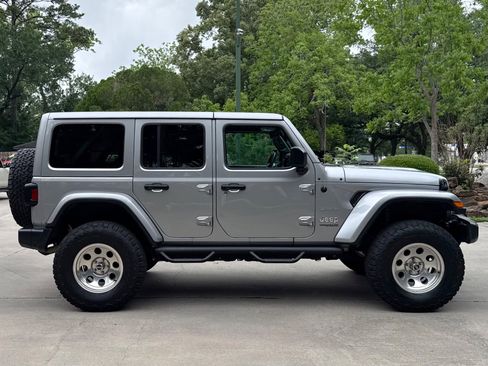 Used 2018 Jeep Wrangler Unlimited Sahara AWD/4WD image 10
