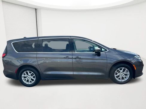 Used 2023 Chrysler Pacifica Touring-L FWD image 4