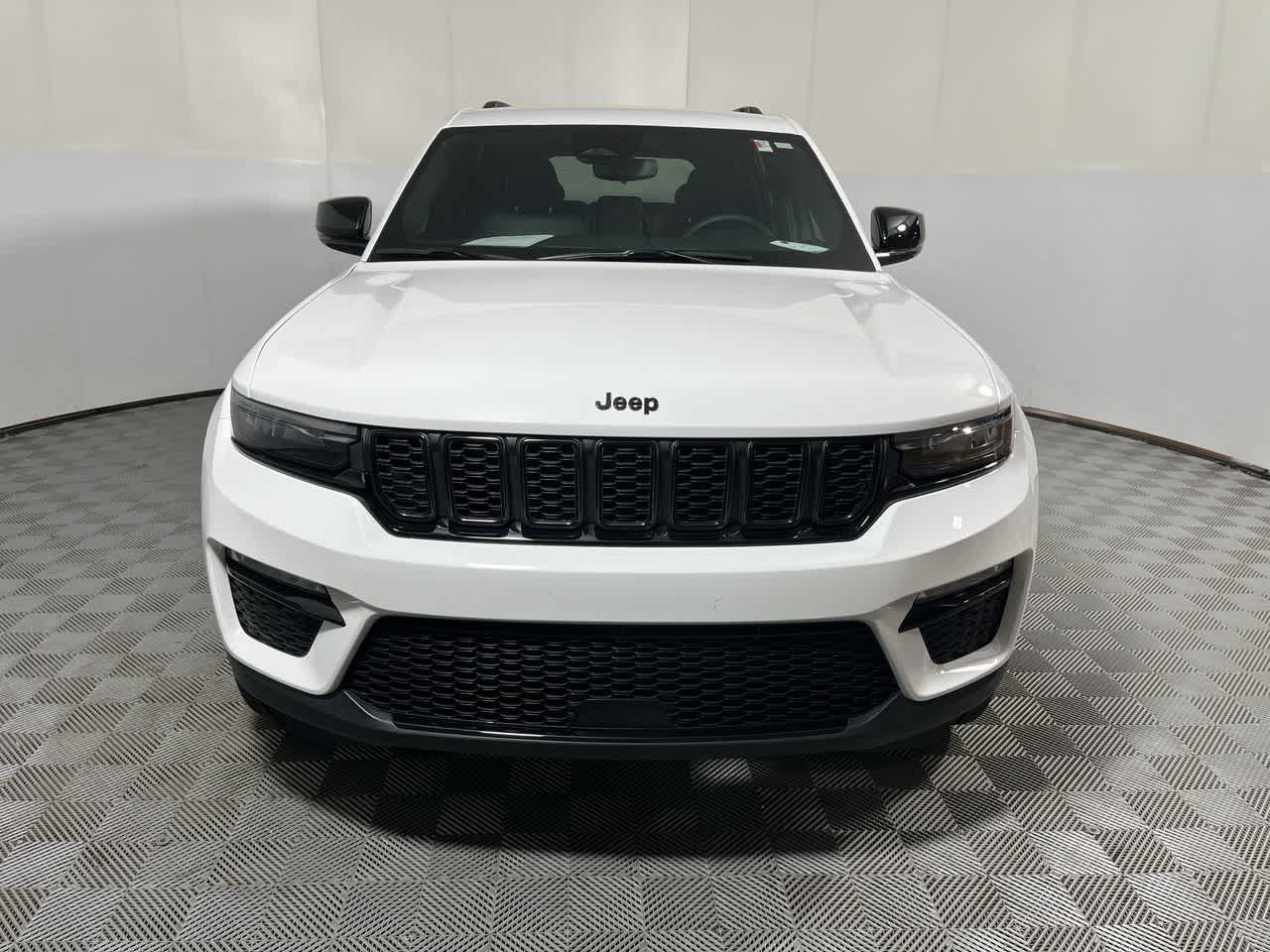 Used 2024 Jeep Grand Cherokee Limited w/ Black Appearance Package AWD/4WD image 3