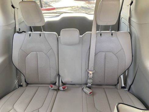 Used 2020 Chrysler Pacifica Limited w/ Advanced Safetytec Group FWD image 17