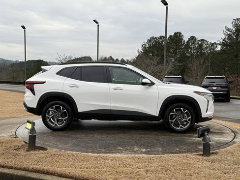 Used 2025 Chevrolet Trax LT w/ LT Convenience Package image 8