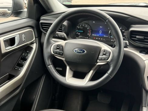 Used 2023 Ford Explorer XLT AWD/4WD image 12