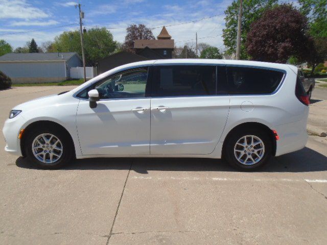Used 2023 Chrysler Pacifica Touring-L FWD image 2