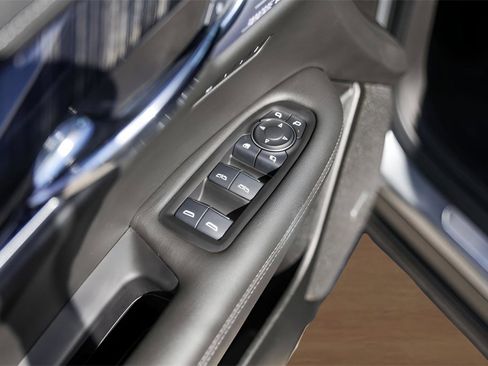 Used 2025 Cadillac XT6 Premium Luxury image 24