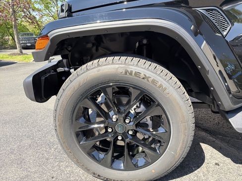 Certified 2025 Jeep Wrangler Sahara AWD/4WD image 34