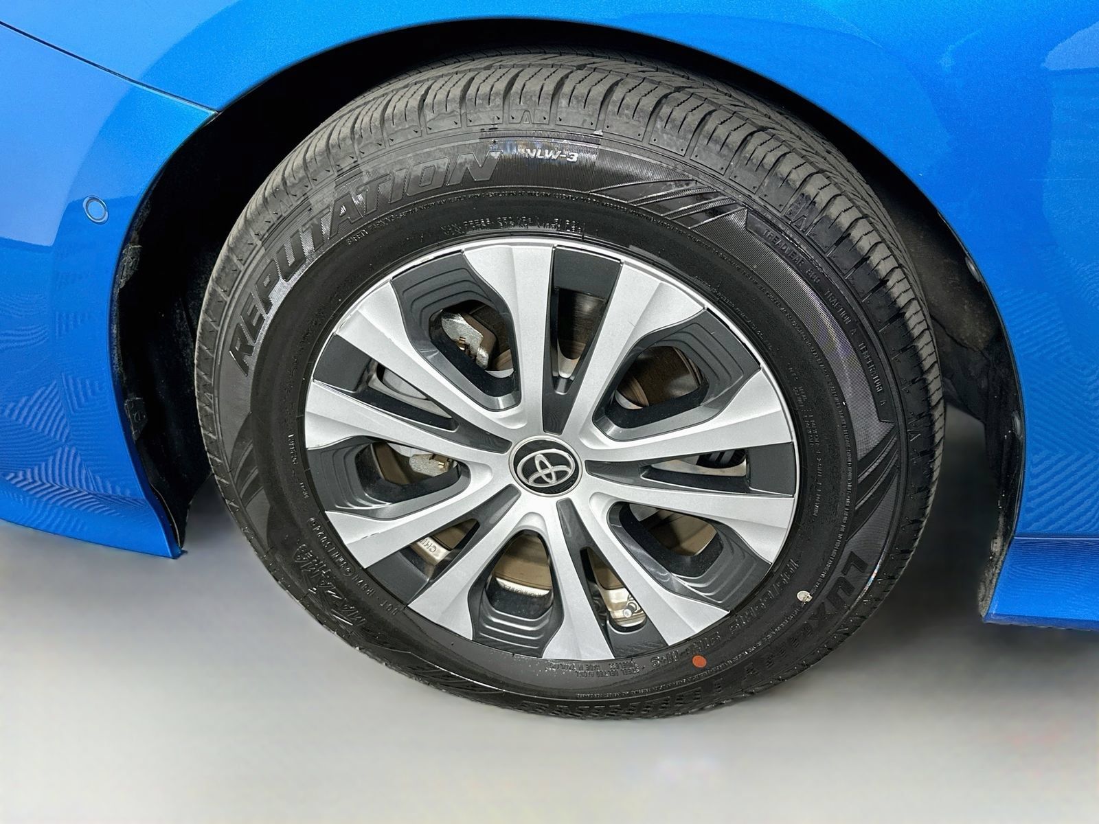 Used 2021 Toyota Prius LE AWD/4WD image 30