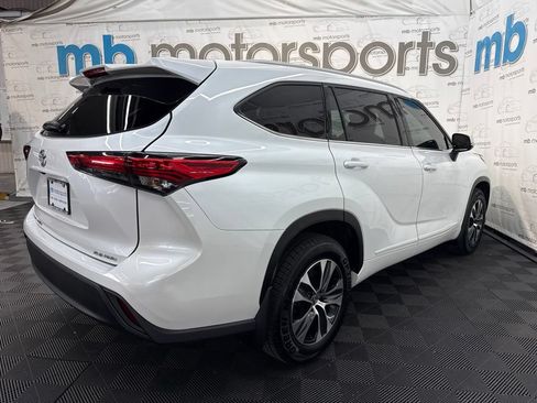 Used 2022 Toyota Highlander XLE AWD/4WD image 9