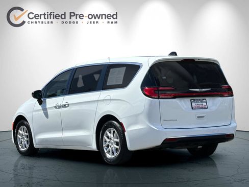 Used 2024 Chrysler Pacifica Touring-L FWD image 6