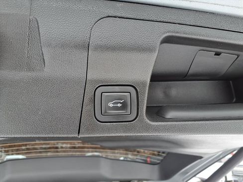 Used 2023 GMC Acadia SLT w/ Elevation Edition image 19