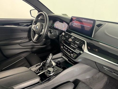 Used 2022 BMW M550i xDrive w/ Dynamic Handling Package AWD/4WD image 31