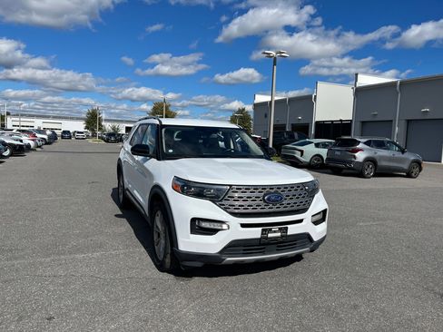 Used 2021 Ford Explorer Limited w/ Equipment Group 301A image 2