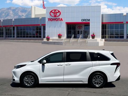 Used 2025 Toyota Sienna LE FWD image 6