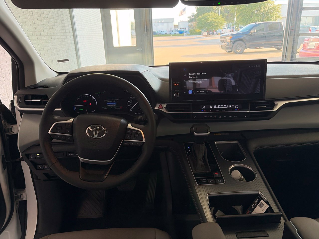 Used 2026 Toyota Sienna XLE FWD image 12