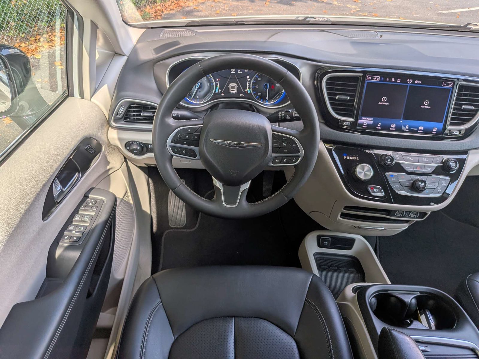Used 2024 Chrysler Pacifica Touring-L FWD image 16