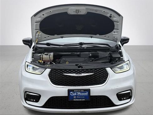 Used 2024 Chrysler Pacifica Touring-L FWD image 3