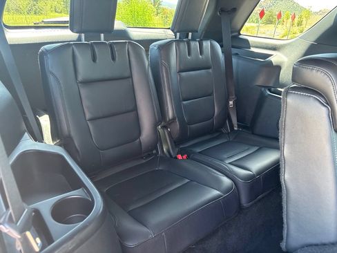 Used 2017 Ford Explorer XLT w/ Equipment Group 202A FWD image 19