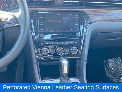 Used 2022 Volkswagen Passat 2.0T image 9