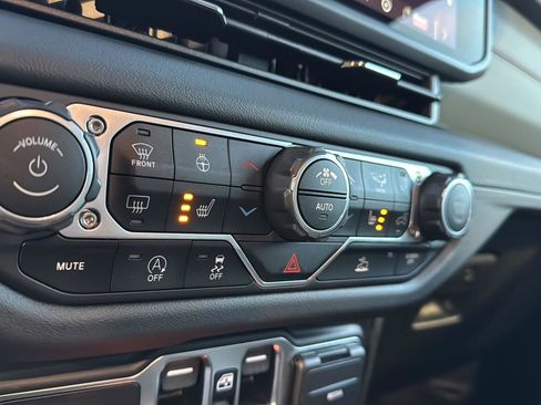 Used 2024 Jeep Gladiator Mojave w/ Technology Group image 23