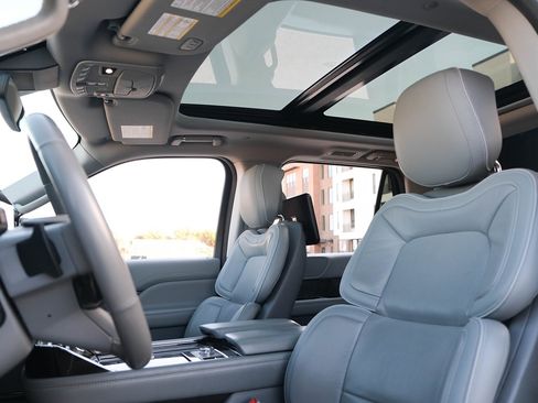 Used 2019 Lincoln Navigator Select w/ Technology Package image 18