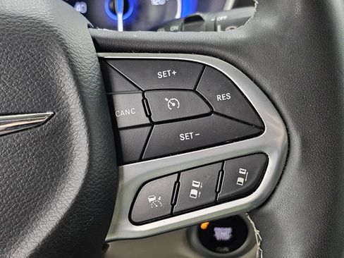 Used 2023 Chrysler Pacifica Touring-L FWD image 32