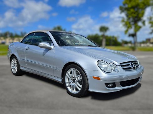 Used 2009 Mercedes-Benz CLK 350 Cabriolet w/ Appearance Pkg image 4