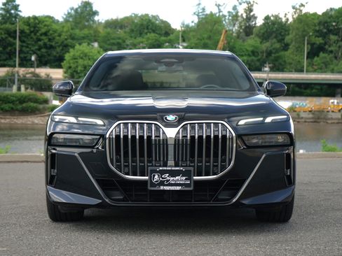 Used 2025 BMW 740i xDrive AWD/4WD image 7