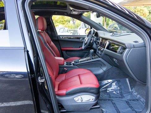 Certified 2025 Porsche Macan image 60