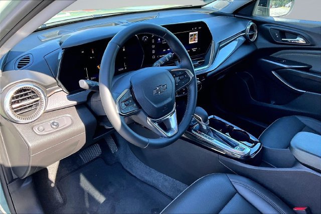 Used 2025 Chevrolet Trax ACTIV FWD image 16