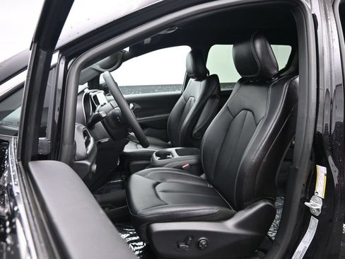 New 2026 Chrysler Pacifica Select FWD image 20