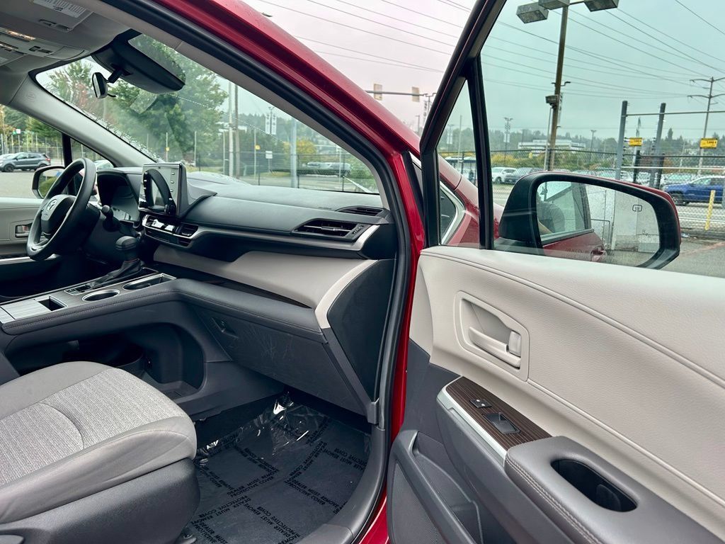Certified 2024 Toyota Sienna LE AWD/4WD image 17