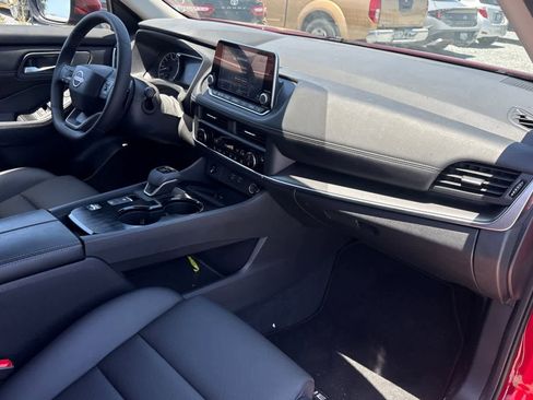 Used 2025 Nissan Rogue SV w/ SV Premium Package FWD image 17