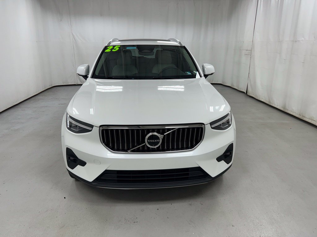 Used 2025 Volvo XC40 B5 Plus AWD/4WD image 3