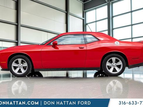 Used 2021 Dodge Challenger SXT w/ Driver Convenience Group RWD image 2