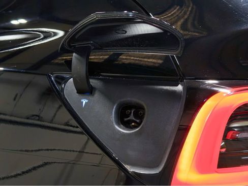 Used 2022 Tesla Model Y Performance image 5