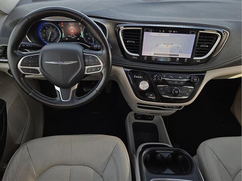 Used 2021 Chrysler Pacifica Touring-L image 11