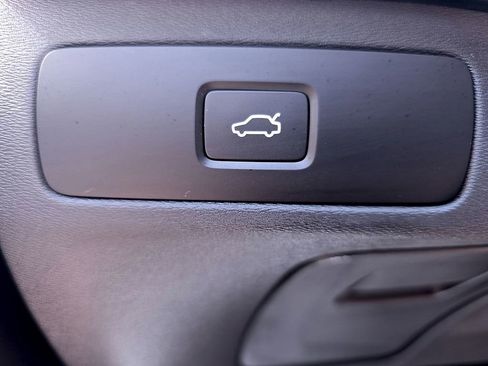 Certified 2025 Volvo XC90 B5 Plus AWD/4WD image 37
