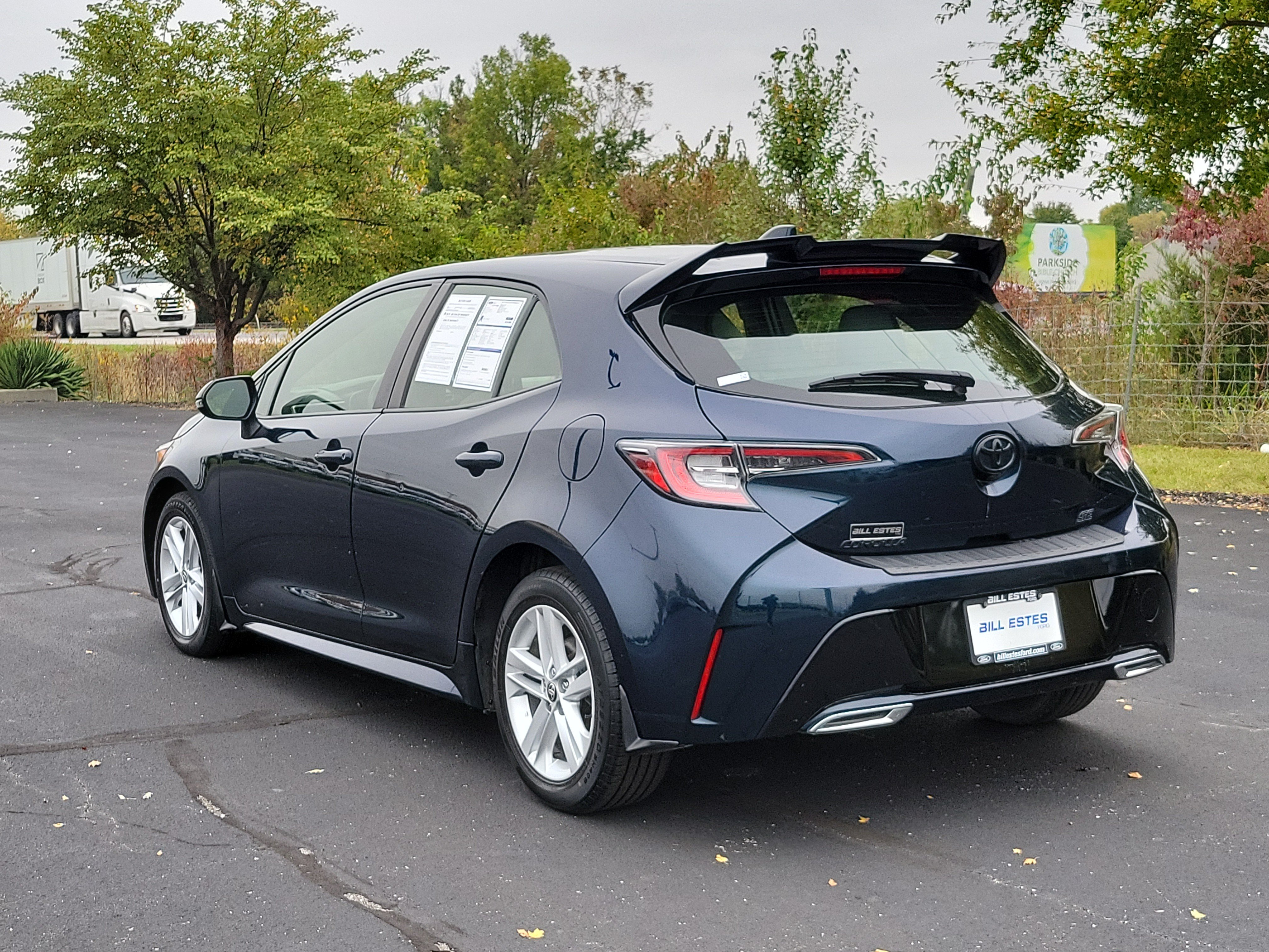 Used 2022 Toyota Corolla SE w/ SE Preferred Package FWD image 2