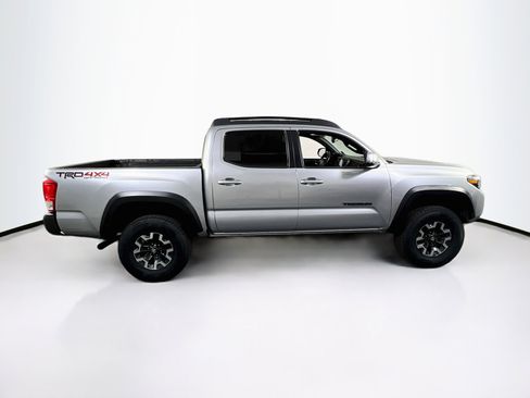 Used 2022 Toyota Tacoma TRD Off-Road w/ TRD Premium Off Road Package AWD/4WD image 4