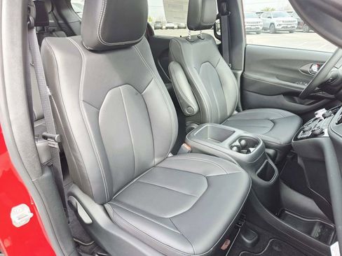 New 2026 Chrysler Pacifica Select image 18