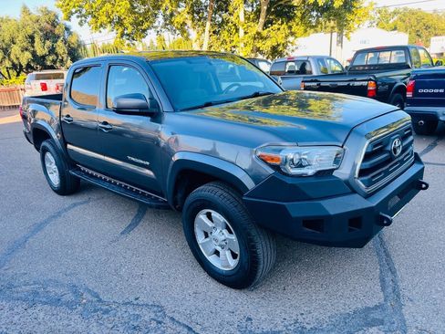 Used 2016 Toyota Tacoma SR5 RWD image 2