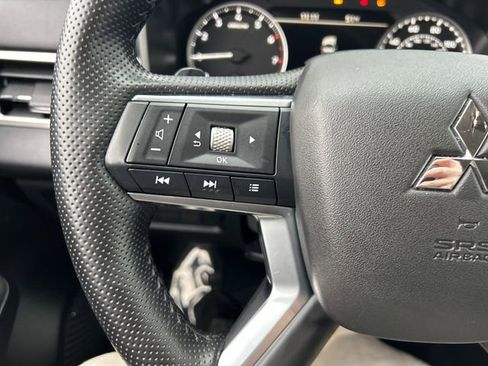 Used 2025 Mitsubishi Outlander SE image 14