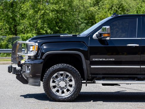 Used 2017 GMC Sierra 2500 Denali w/ Duramax Plus Package AWD/4WD image 9