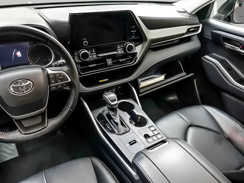Used 2023 Toyota Highlander XLE AWD/4WD image 15